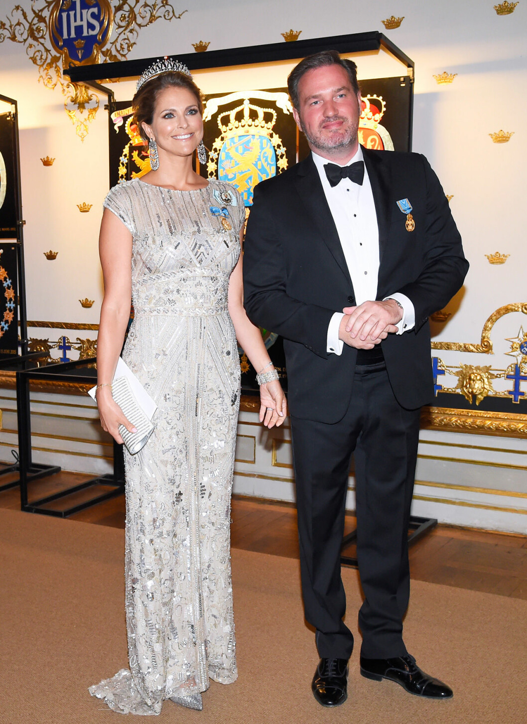 Prinsessan Madeleine i silverklänning och glitterskor från Jimmy Choo. Madeleine
