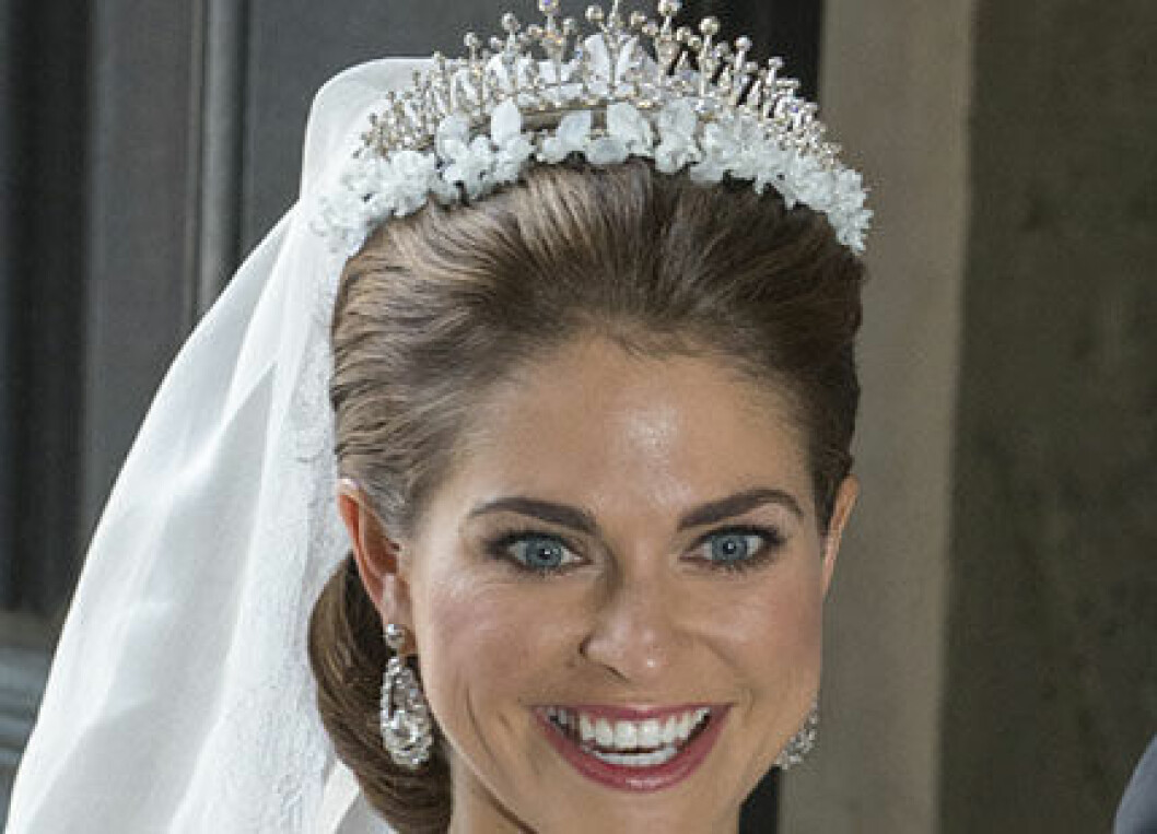 Prinsessan Madeleine strålande glad i sin bröllopsuniform
