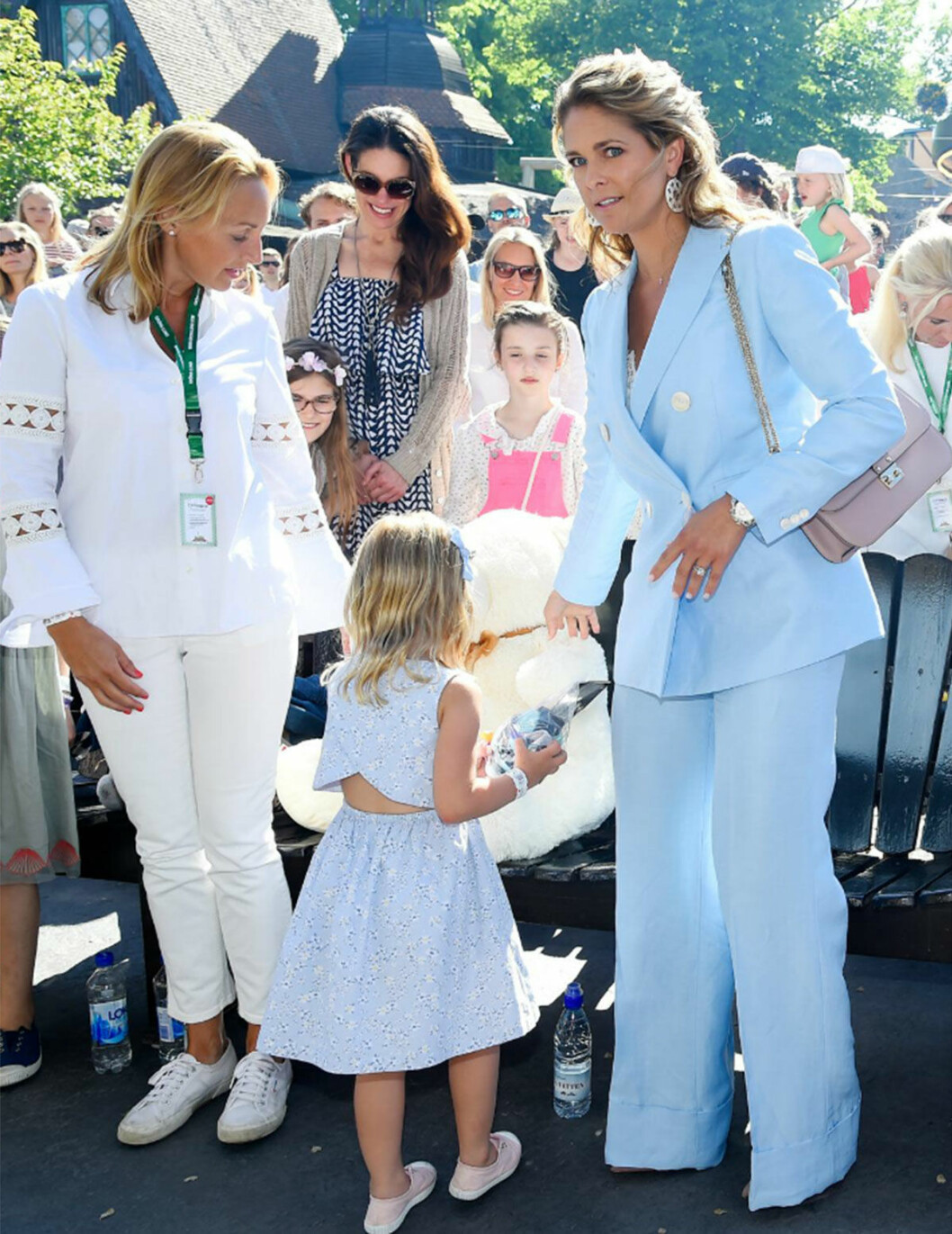 Prinsessan Madeleine och Leonore på Gröna Lund. I bakgrunden ser vi Maline Sommerlath. Prinsessan Madeleine och Leonore på Gröna Lund. I bakgrunden ser vi Maline Sommerlath.