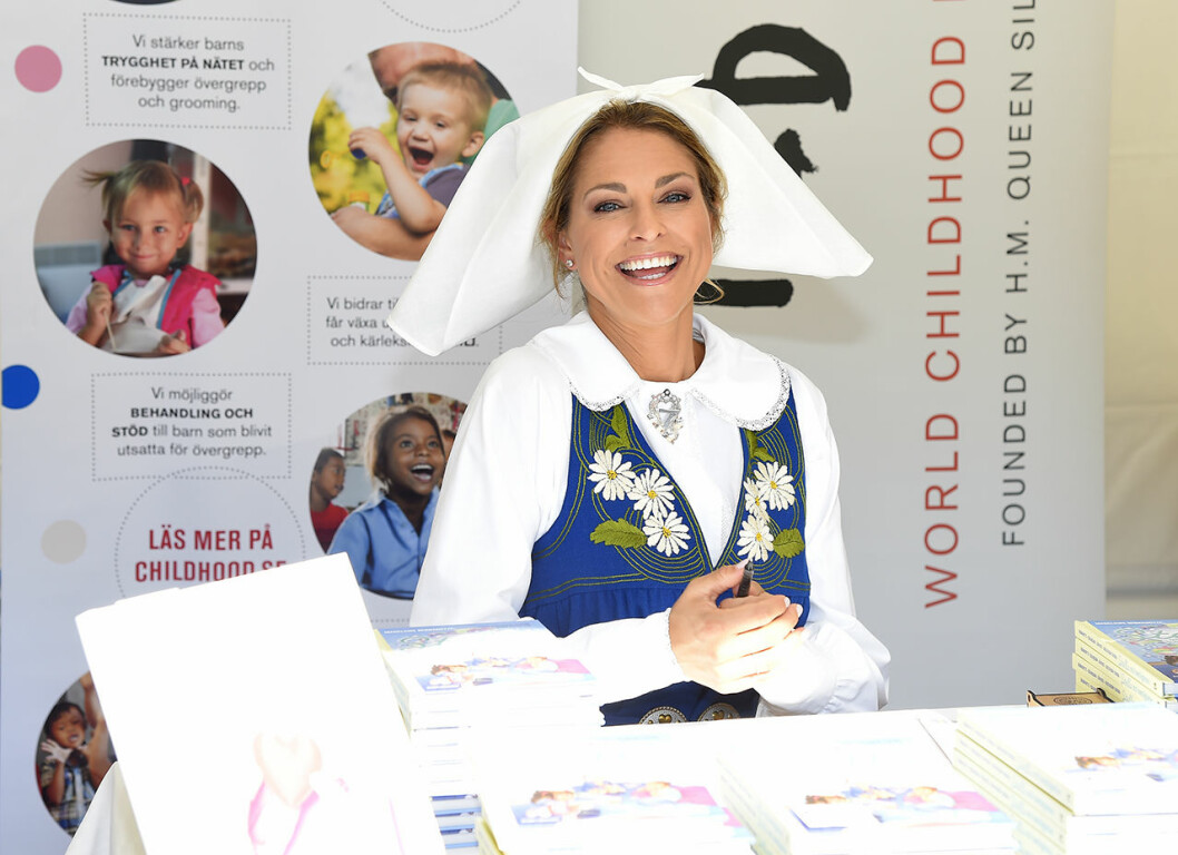På nationaldagen signerade prinsessan sin bok vid slottet. På nationaldagen signerade prinsessan sin bok vid slottet.