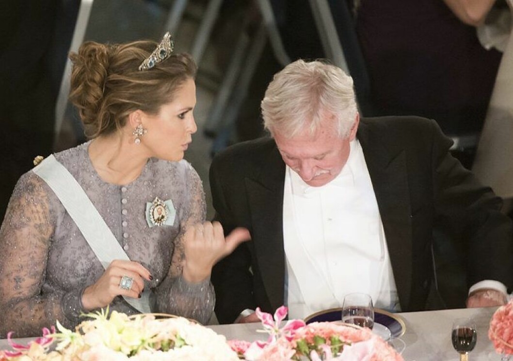 Madeleine bär ringen hon ärvde från Lilian. Madeleine bär ringen hon ärvde från Lilian.
