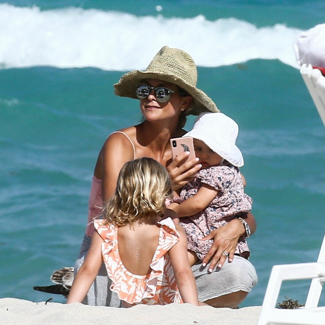 Prinsessan Madeleine på stranden med sina barn. Prinsessan Madeleine på stranden med sina barn prinsessan Leonore och prinsessan Adrienne.