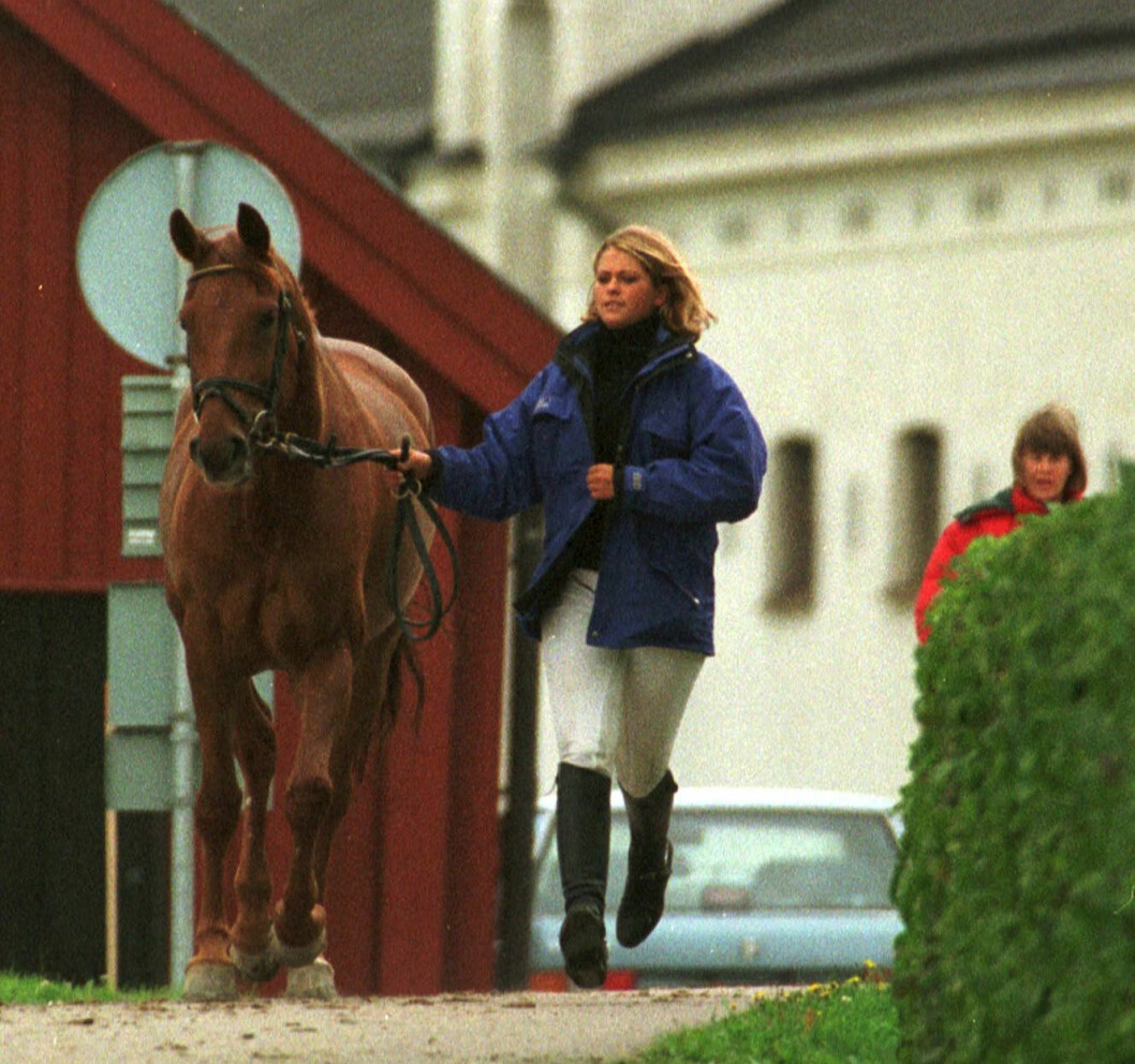 Prinsessan Madeleine springer upp med hästen Balett inför distriksmästerskapet i hoppning, Strömsholm 1999. Prinsessan Madeleine springer upp med hästen Balett inför distriksmästerskapet i hoppning, Strömsholm 1999.