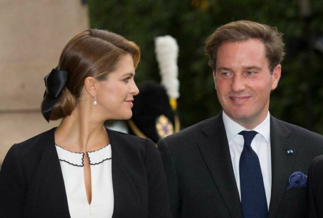 Visst ser Madeleine förtjust ut i sin man? Visst ser Madeleine förtjust ut i sin man?
