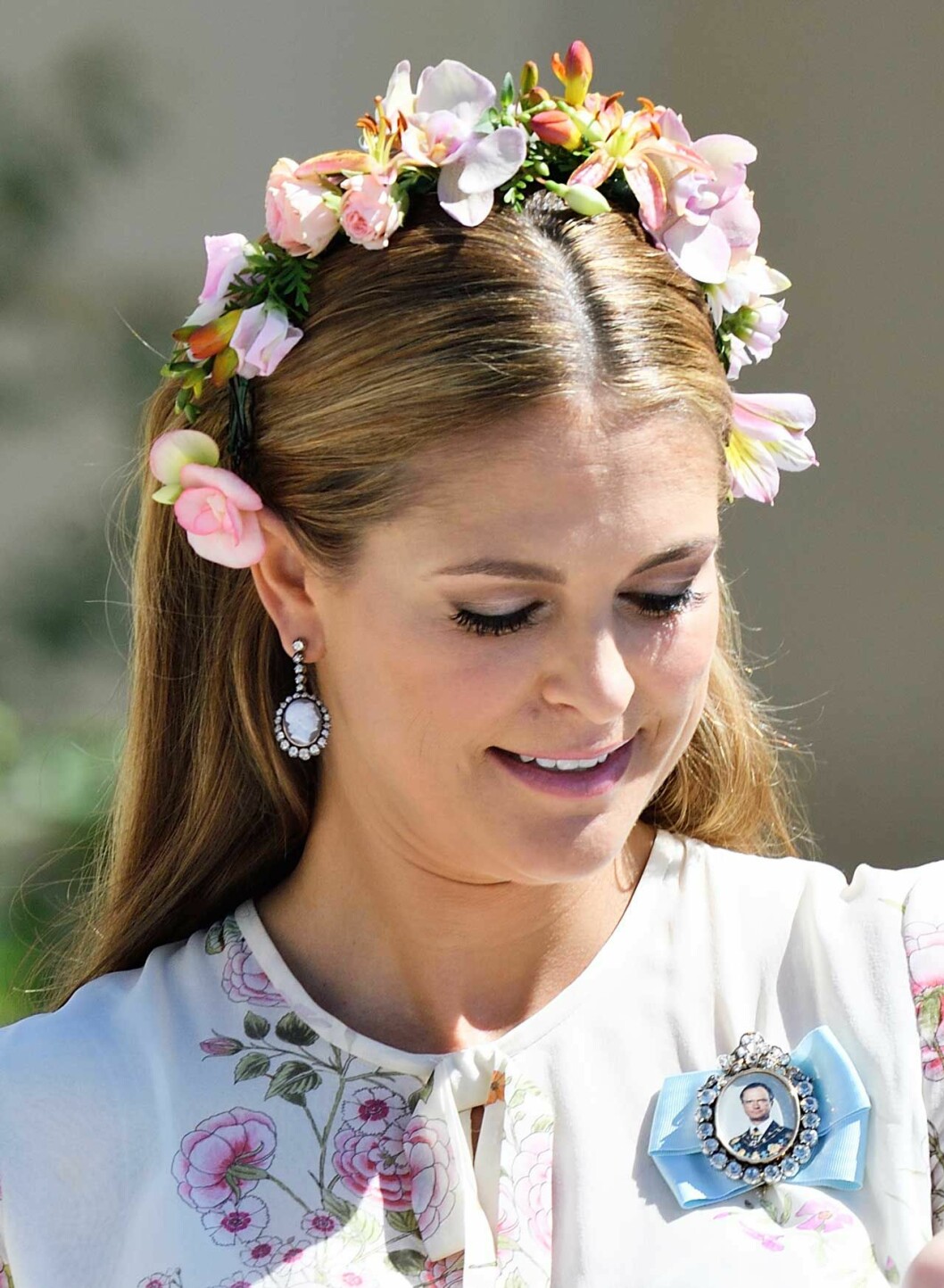 Prinsessan Madeleine på Adriennes dop – med krans i håret. Madeleine