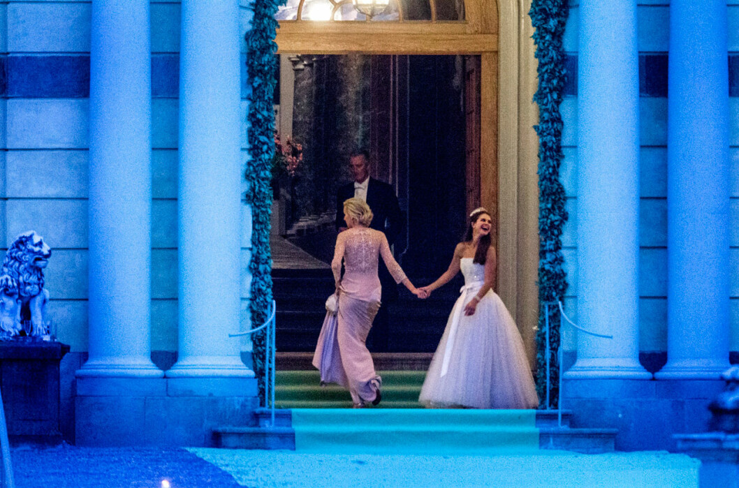 Prinsessan Madeleine tar farväl av sina bröllopsgäster. Smekmånaden väntar. Prinsessan Madeleine på sin bröllopsfest på Drottningholm.