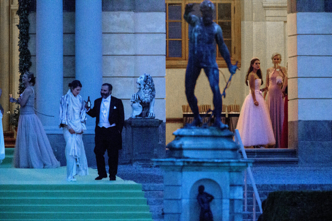 Den 9 juni 2013. Så här såg det ut på Drottningholms slott fram på småtimmarna. Madeleine står näst längst till höger. Prinsessan Madeleine på sin bröllopsfest på Drottningholm.