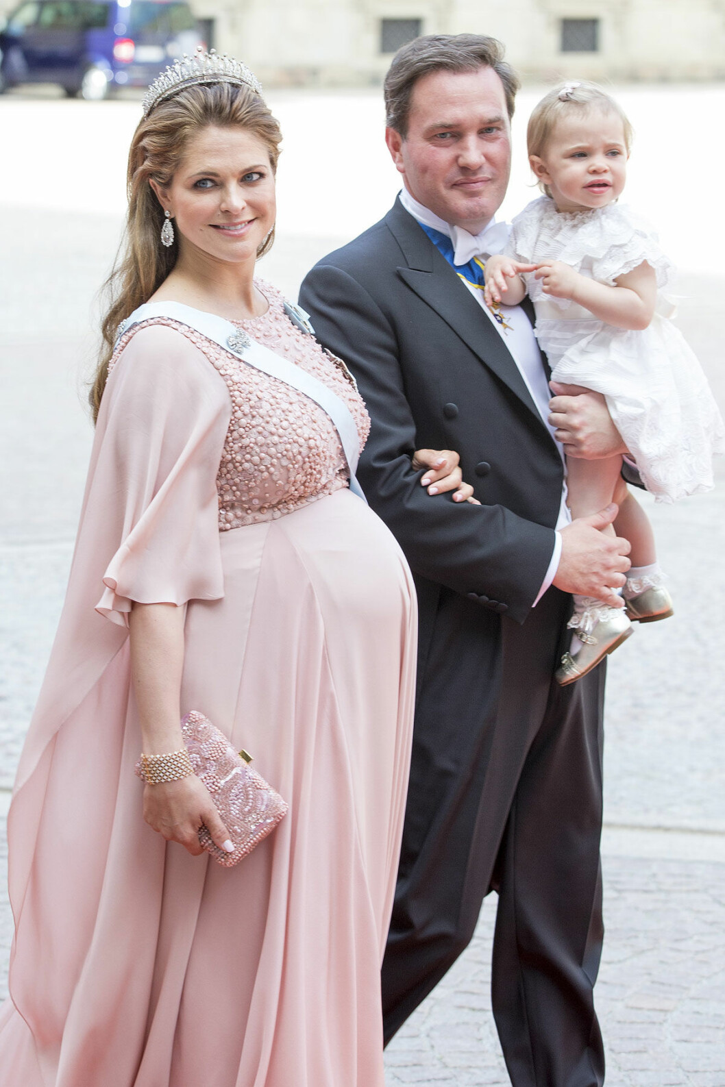 Tre dagar senare föddes prins Nicolas. Prinsessan Madeleine höggravid på prins Carl Philips och prinsessan Sofias bröllop.