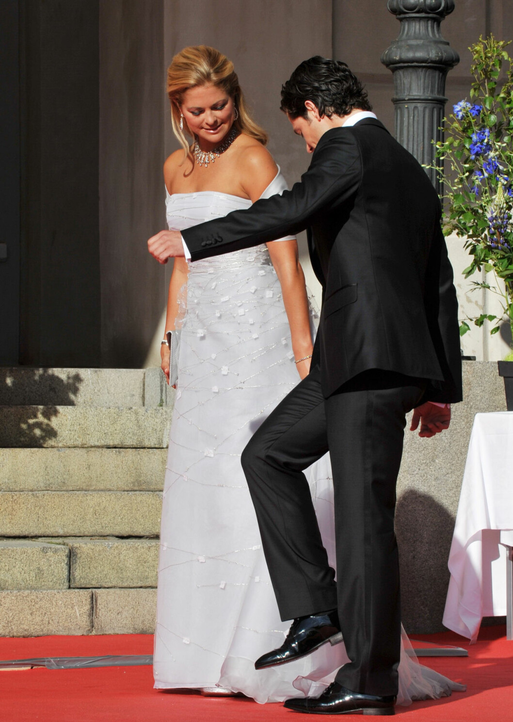 Lätt hänt, Carl Philip! Den som bär släp tar ju också extra plats. Prinsessan Madeleien släp