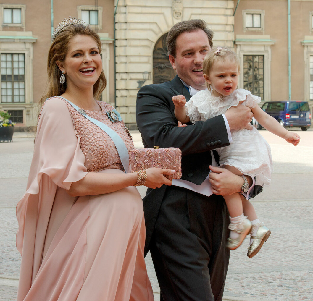 Tänk om Nicolas hade kommit till världen på Kungliga slottet… Prinsessan Madeleine höggravid på prins Carl Philips bröllop 2015.