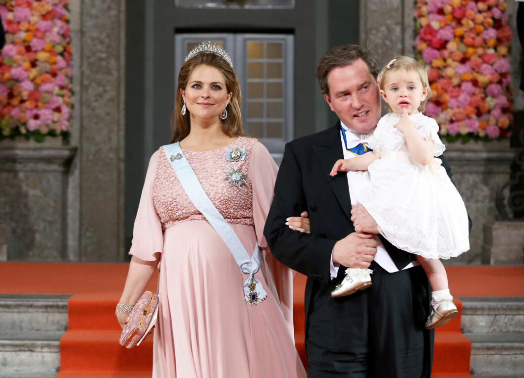 En nervös Madeleine på väg till vigseln. Prinsessan Madeleine och Chris O’Neill på Carl Philips och Sofias bröllop 2015.