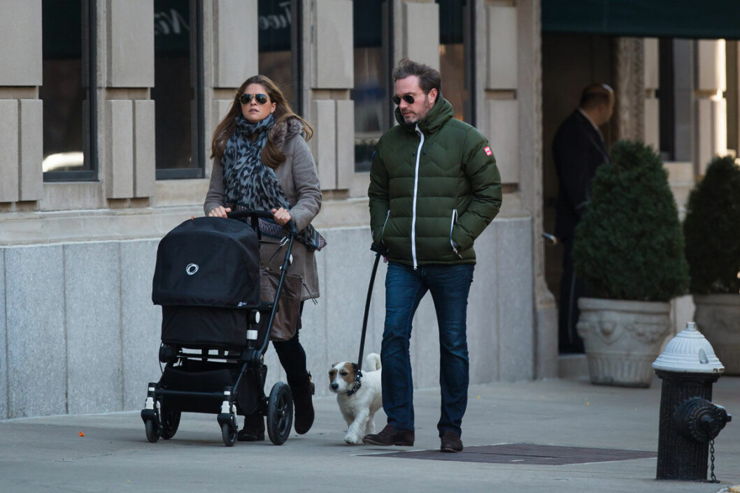 Såhär såg det ut senast Madeleine och Chris bodde i USA, då i New York. Här är de ute på promenad med lilla Leonore i barnvagnen och rastar hunden Zorro. Såhär såg det ut senast Madeleine och Chris bodde i USA, då i New York. Här är de ute på promenad med lilla Leonore i barnvagnen och rastar hunden Zorro.