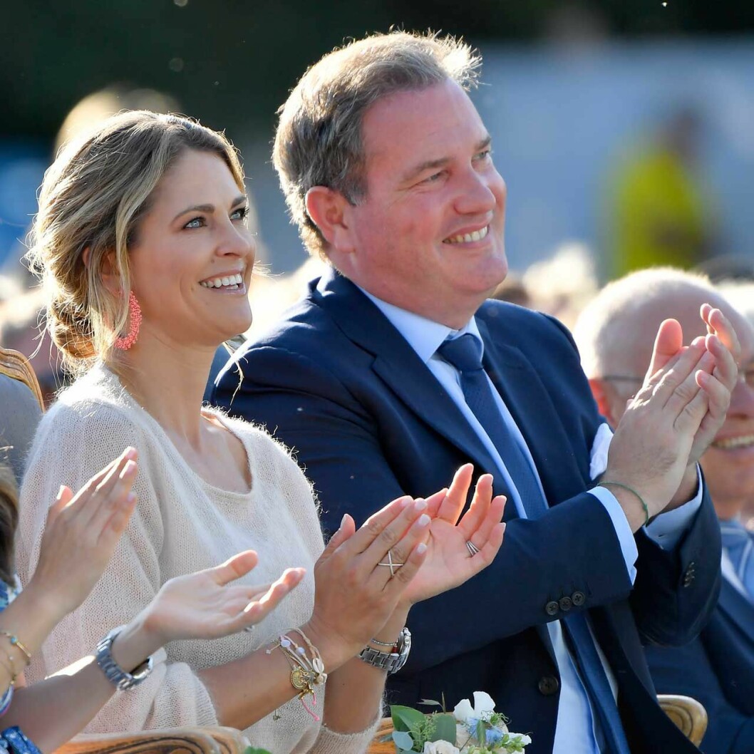 Madeleine och Chris trivdes i kvällssolen. Prinsessan Madeleine med sin man Chris O'Neill under festligheterna på Borgholms IP.