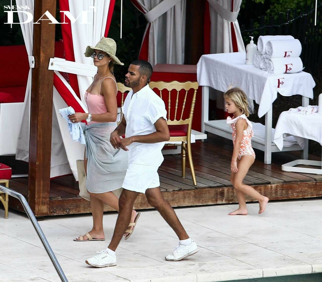 Prinsessan Madeleine i strandsandaler och solhatt. Bakom kommer prinsessan Leonore. Prinsessan Madeleine i Florida. Prinsessan Leonore i Miami.