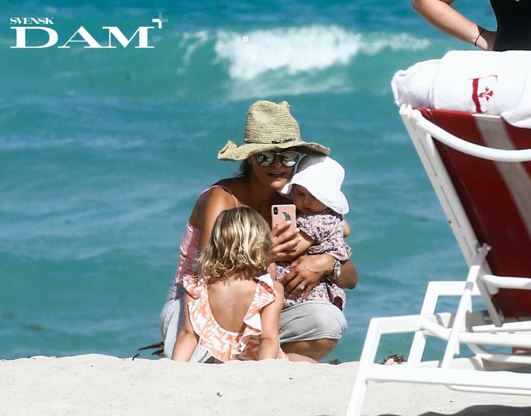 Prinsessan Madeleine med prinsessan Leonore och prinsessan Adrienne på en strand i Florida. Prinsessan Madeleine med prinsessan Leonore och prinsessan Adrienne på en strand i Florida.