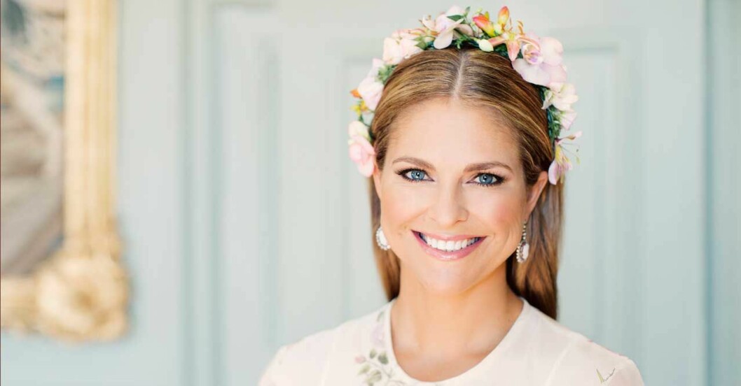 Den 4 juni släpps prinsessan Madeleines barnbok. Prinsessan Madeleine med blommor i håret vid Adriennes dop.