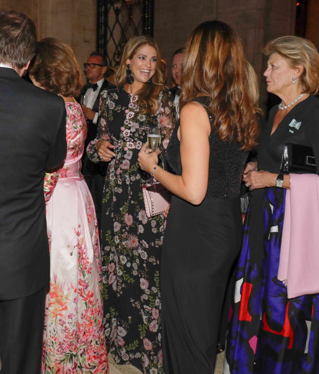 Prinsessan Madeleine levererar alltid! Här i favoritklänningen från Erdem. Prinsessan Madeleine i Erdem vid Childhood-galan i New York 2018.