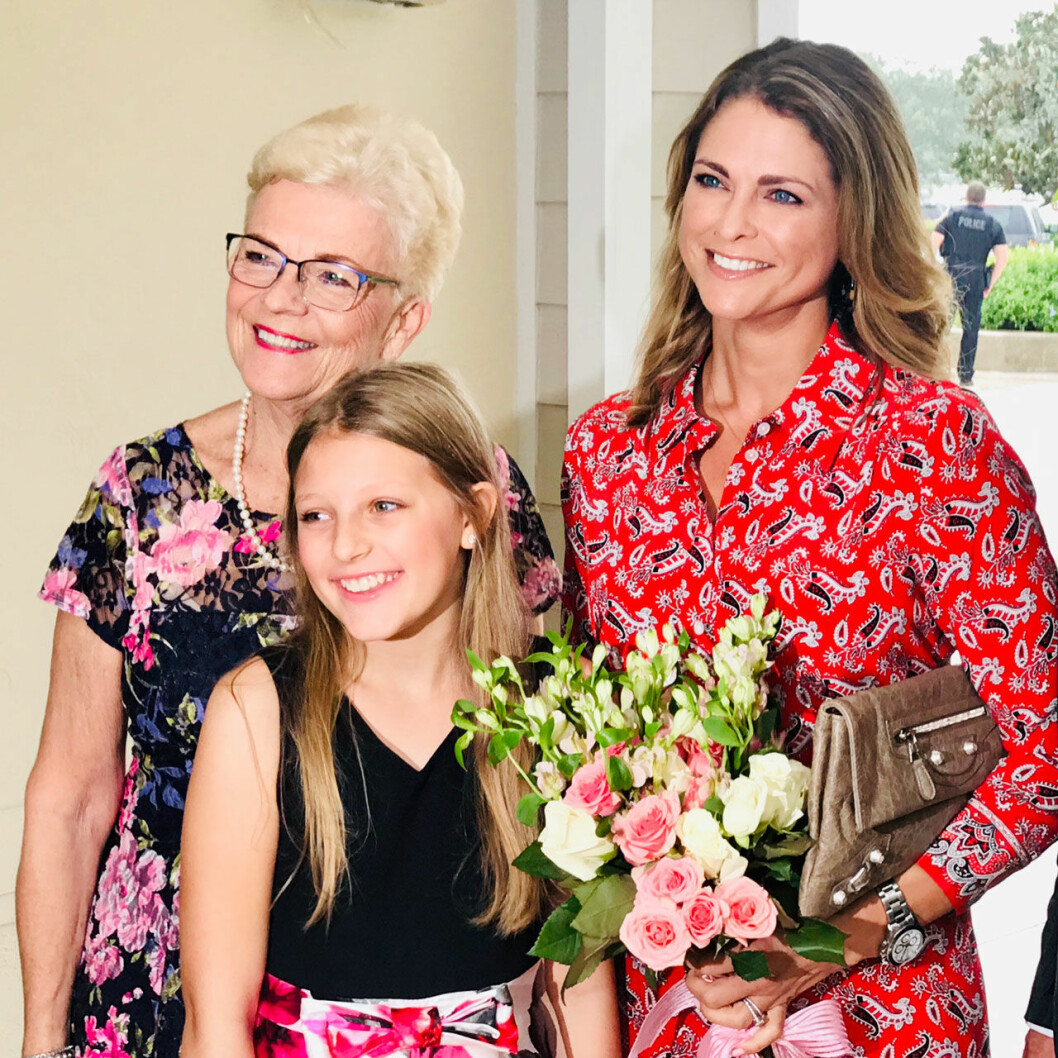 Ösregn ute, men desto soligare inne när Madeleine träffade Gerd Persson och blomsterflickan Rowan. Prinsessan Madeleine var med när Svenska kyrkan i Florida firade 10-årsjubileum. Här med kyrkorådets ordförande Gerd Persson och blomsterflickan Rowan.