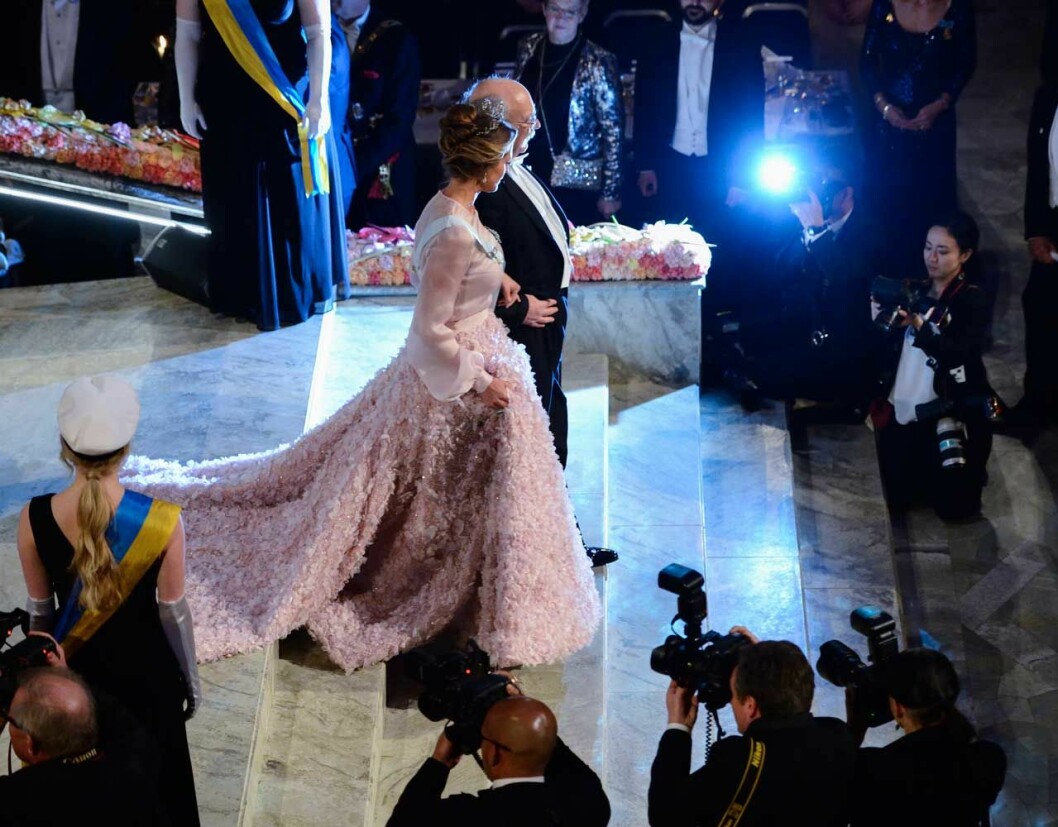 Prinsessan Madeleine på väg in i Blå Hallen vid Nobelfesten 2016. Prinsessan Madeleine på väg in i Blå Hallen vid Nobelfesten 2016.