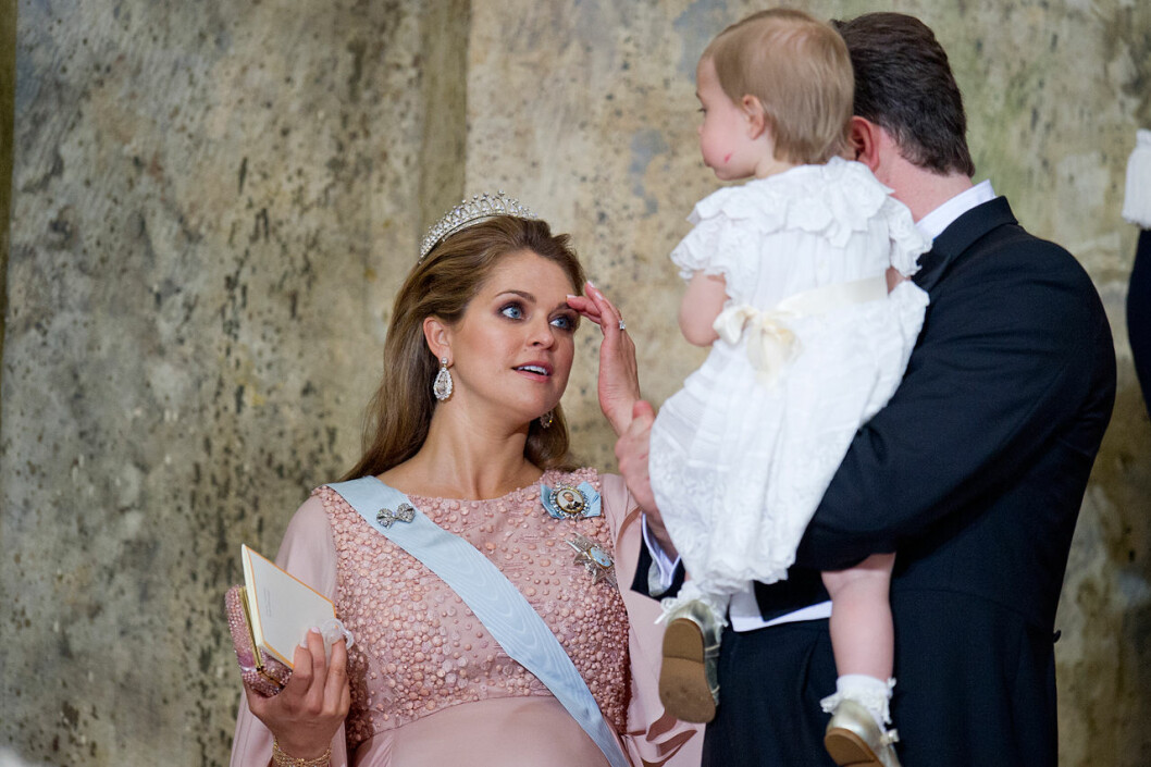 Vilken styrka hon visade den här dagen, prinsessan Madeleine. Men bilderna avslöjar hur hårt hon fick kämpa. Prinsessan Madeleine höggravid på prins Carl Philips bröllop 2015.