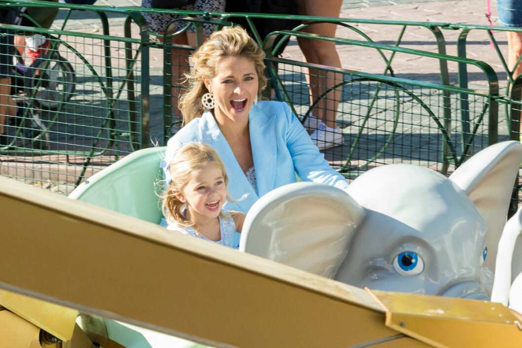Såhär såg det ut tidigare under sommaren då prinsessan Leonore och mamma Madeleine också åkte den populära elefant-karusellen. Såhär såg det ut tidigare under sommaren då prinsessan Leonore och mamma Madeleine också åkte den populära elefant-karusellen.