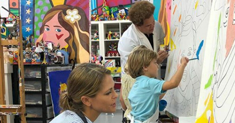 En vanlig mammadag i prinsessan Madeleines Floridaliv: Madeleine och Nicolas målar tillsammans med konstnären Romero Britto. Bilden har hon själv lagt ut på Instagram. prinsessan madeleine