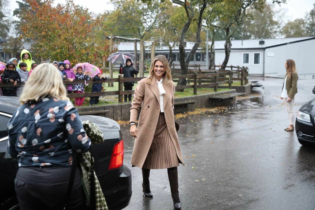 Prinsessan Madeleine i Göteborg iförd kappa från H&M. Madeleine