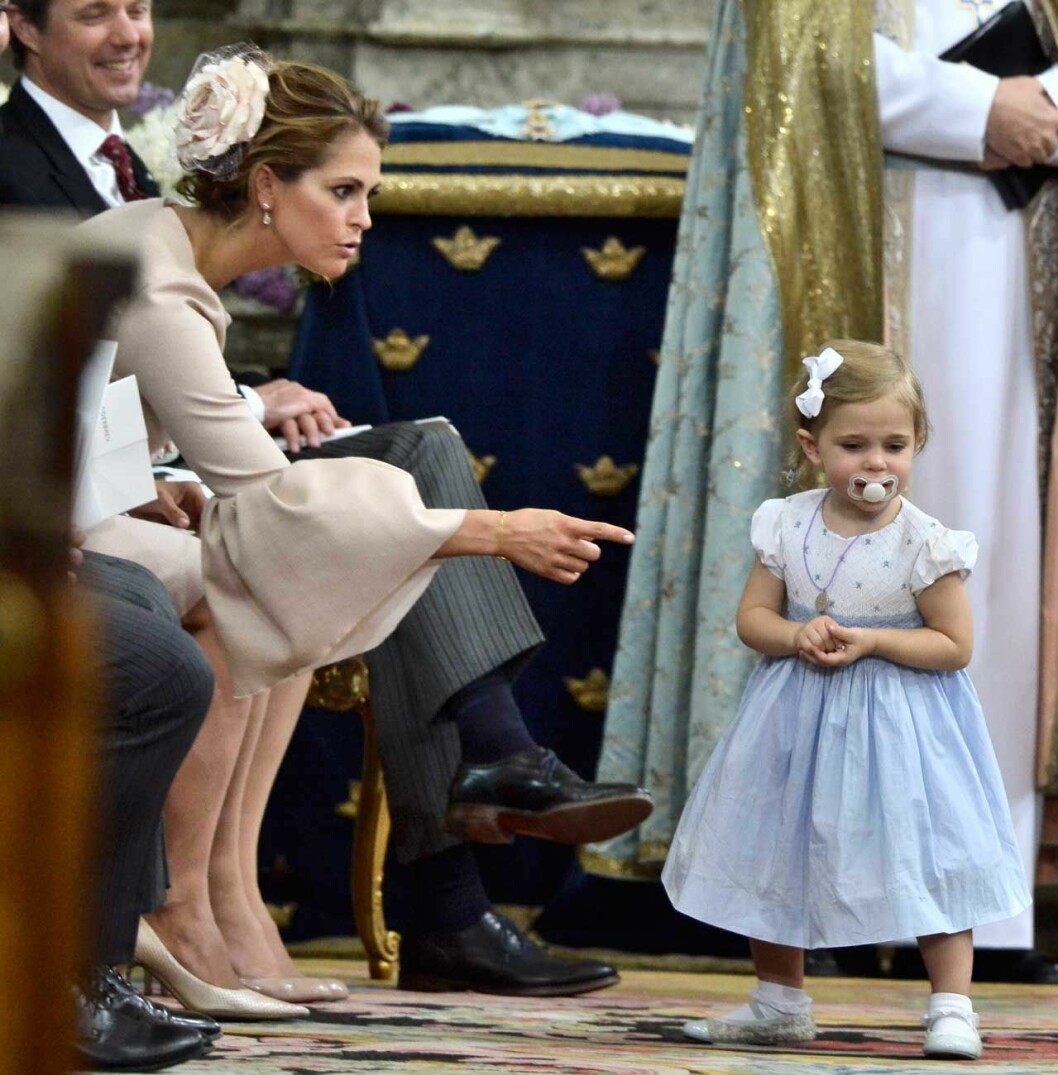 Den stränga mamman i aktion. Prinsessan Madeleine är den stränga mamman.