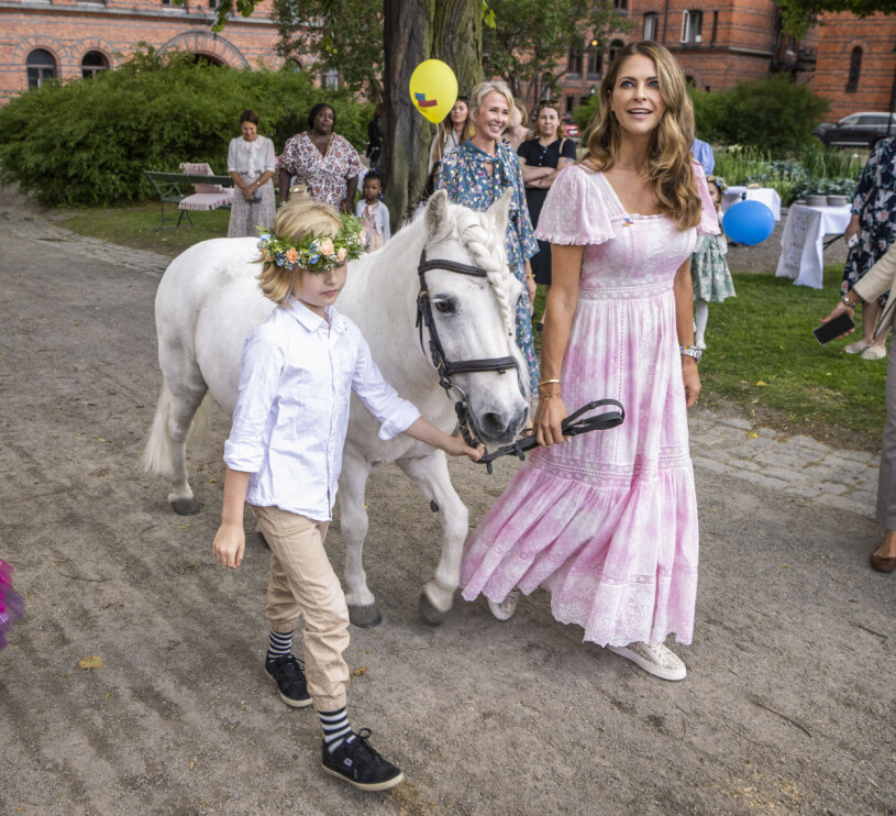 Vilken prinsessdröm! Denna rosa klänning Madeleine bar i somras kommer från New York-baserade LoveShackFancy. Prinsessan Madeleine klädd i en rosa klänning med en liten häst