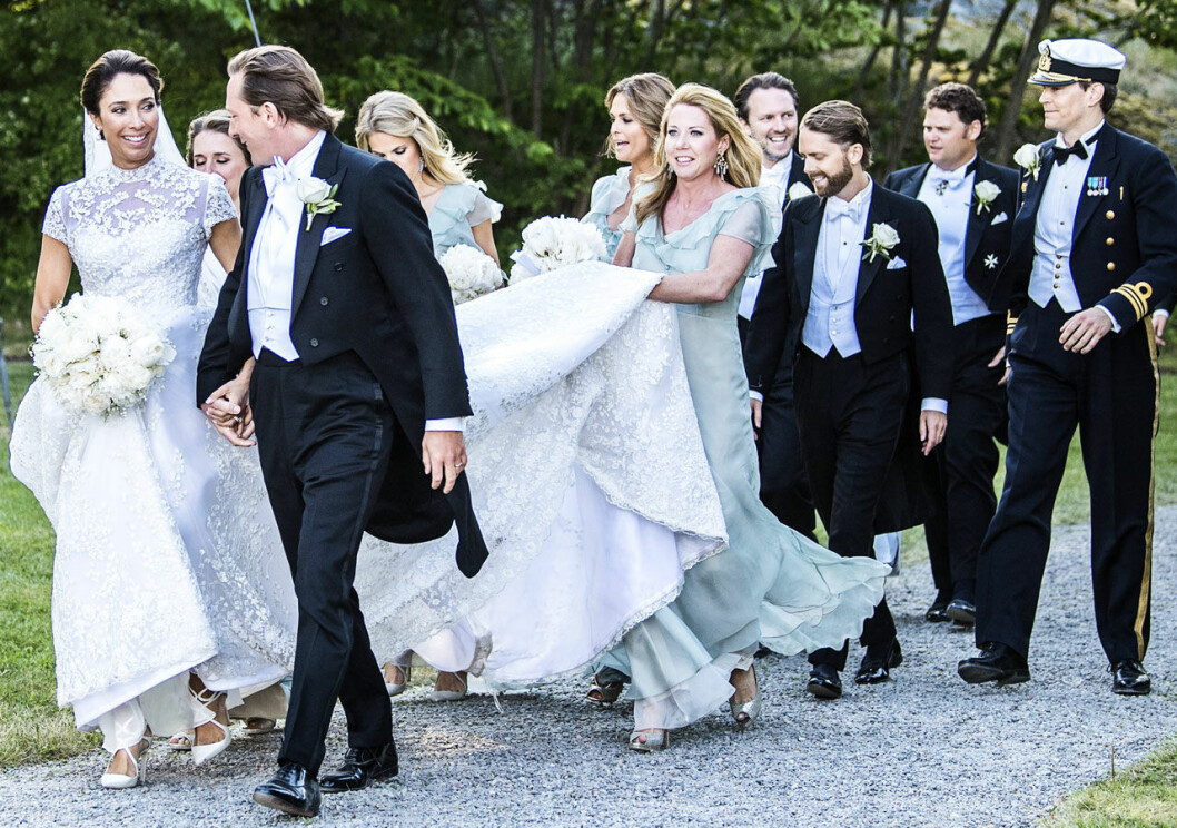 Madeleine mitt i tärnföljet. Prinsessan Madeleine var tärna när Louise Gottlieb och Gustav Thott gifte sig.