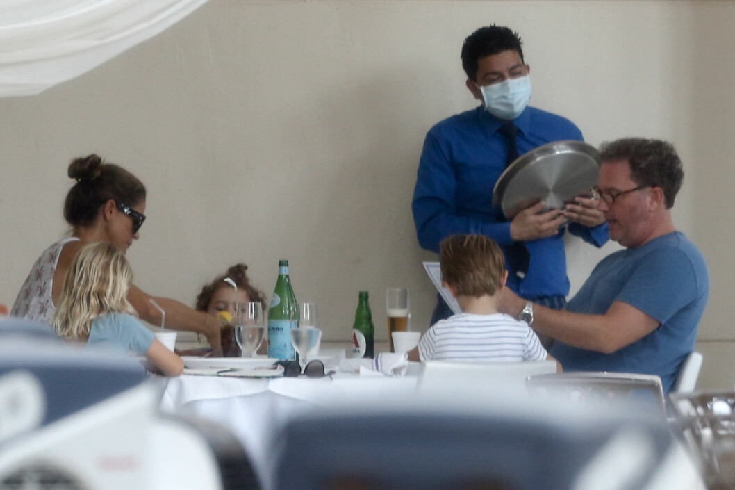 Familjen Bernadotte-O’Neill har alltid gillat att äta ute. Här lunchar de på en sval terrass i Miami. Prinsessan Madeleine Chris O’Neill Nicolas Adrienne Leonore i Miami Florida