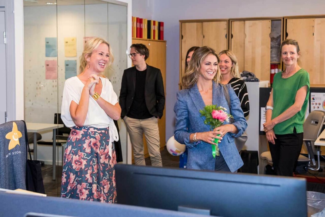 Madeleine träffar medarbetare på stiftelsen. Madeleine träffar medarbetare på stiftelsen.