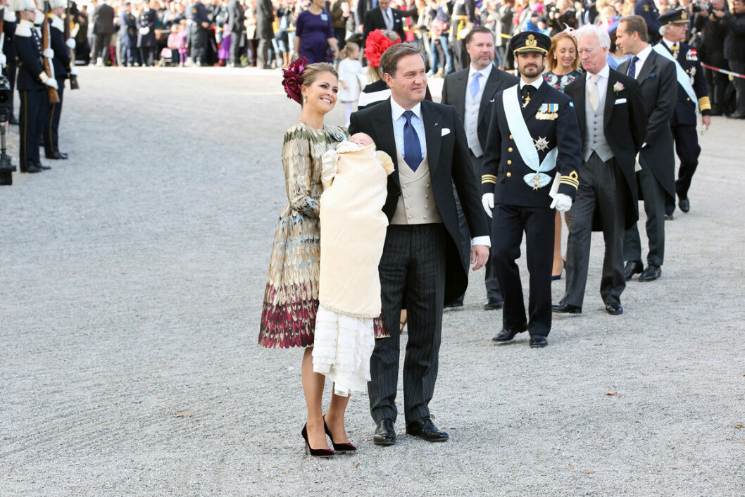 Prinsessparet med prins Nicolas på väg mot lunchmottagningen efter dopet. Prinsessparet med prins Nicolas på väg mot lunchmottagningen efter dopet.