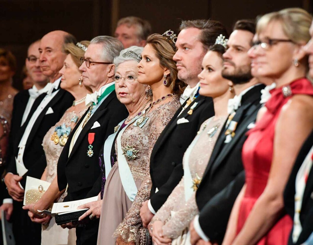Sedan 2014 sitter prinsessan Madeleine inte längre på podiet under Nobelprisutdeningen. I stället har hon sin placering på första parkett. Sedan 2014 sitter prinsessan Madeleine inte längre på podiet under Nobelprisutdeningen, numera har hon sin placering på första parkett.