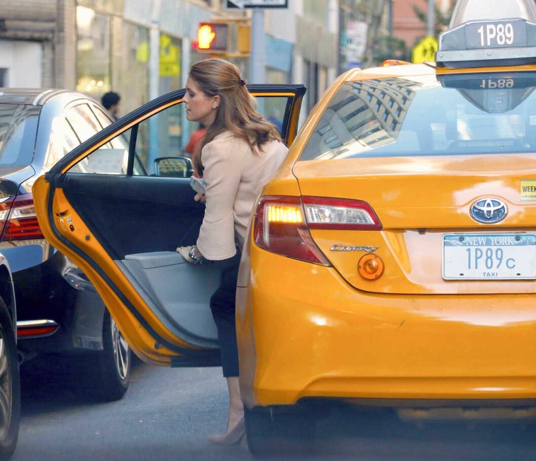 Om några veckor tar prinsessan Madeleine flyget från Florida till New York. Om några veckor tar prinsessan Madeleine flyget från Florida till New York. Här är hon på väg ut ur en klassisk New York-taxi.