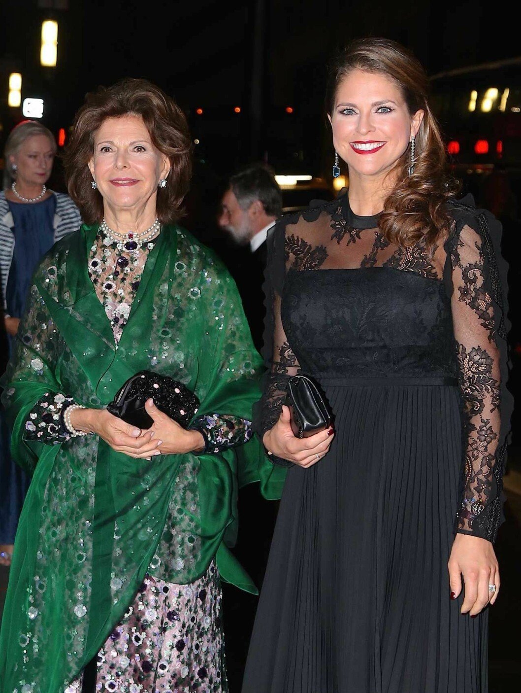 Så här såg det ut när drottning Silvia och prinsessan Madeleine frasade in till Childhood-galan 2017. Drottning Silvia och prinsessan Madeleine vid Childhoods välgörenhetsgala i New York 2017.