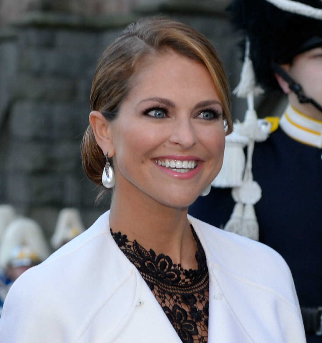 Madeleine i sina vackra barockpärlor. Som ni kan se är infattningen lite annorlunda än på Evas. Madeleine i barockpärlörhängen