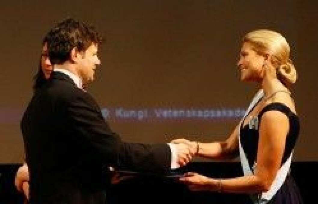 Forskaren William Agace fick pris av prinsessan. Forskaren William Agace fick pris av prinsessan.