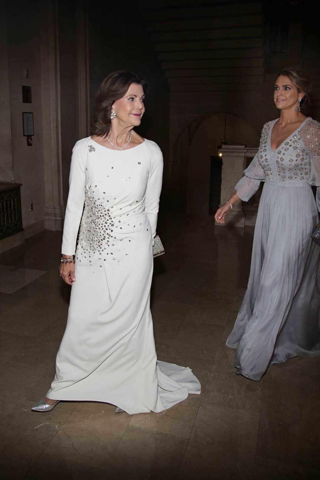 Drottningen i vit klänning. Madeleine i blåsa från Temperley London. Silvia och Madeleine