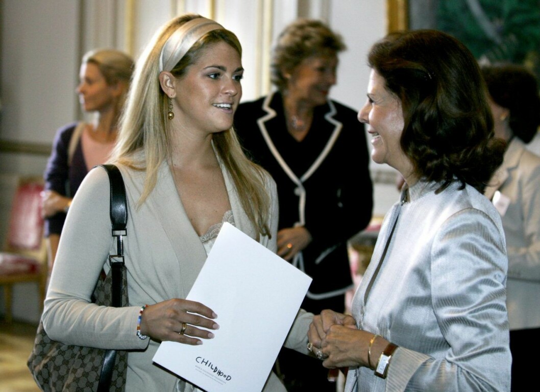 Prinsessan Madeleine började arbeta med Childhood 2006. På bilden ser vi drottningen och prinsessan på Childhoods årsmöte samma år. Prinsessan Madeleine, drottning Silvia
