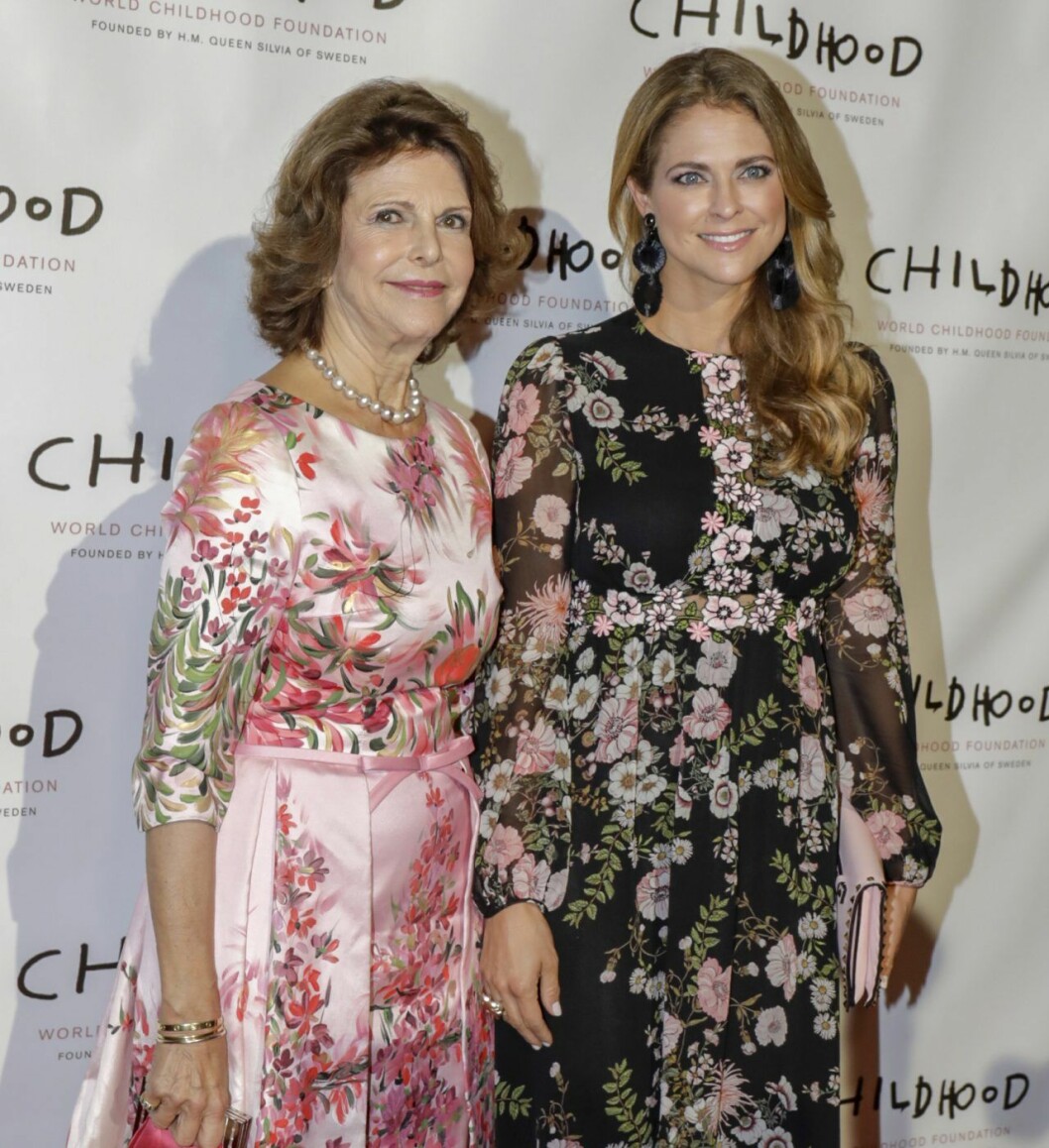 Drottning Silvia och prinsessan Madeleine på Childhoodgalan i New York 2018. De gör ett fantastiskt jobb tillsammans!