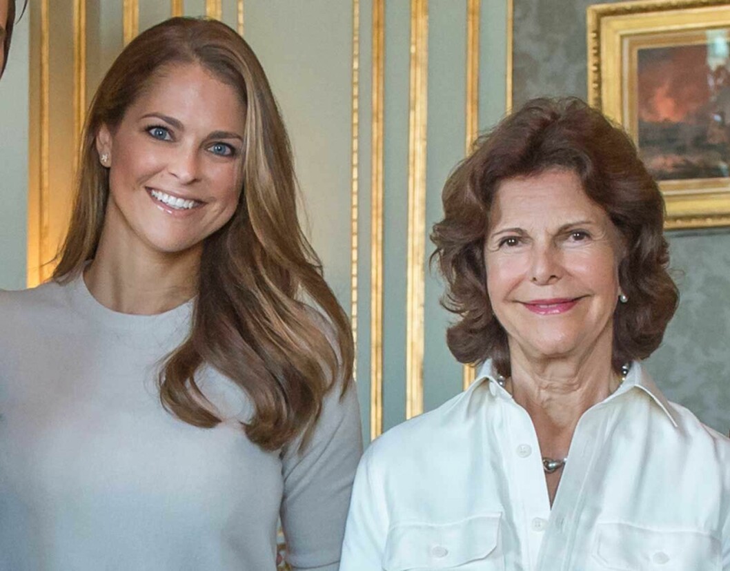 Prinsessan Madeleine flyger hem från Florida. Chris O’Neill har dock förhinder. Prinsessan Madeleine tillsammans med drottning Silvia på Kungliga slottet i Stockholm.