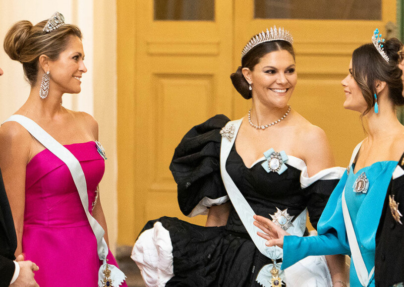 Prinsessan Sofia med sina svägerskor Madeleine och Victoria. Prinsessan Madeleine Kronprinsessan Victoria Prinsessan Sofia