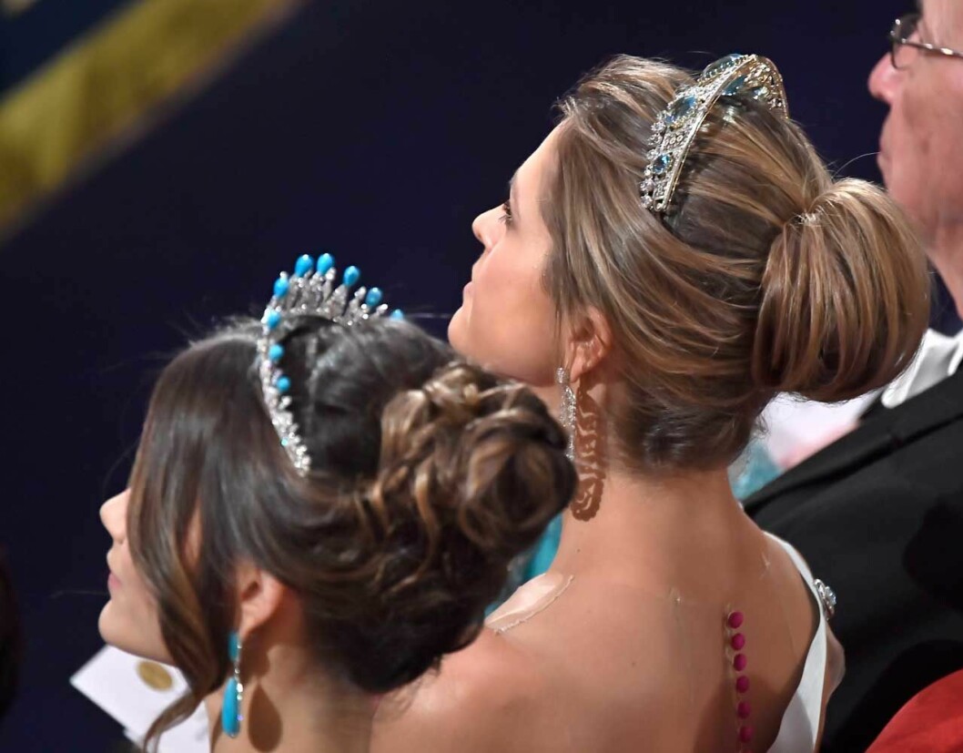 Prinsessan Madeleines frisyr under Nobel 2019. Prinsessan Madeleines frisyr under Nobel 2019.
