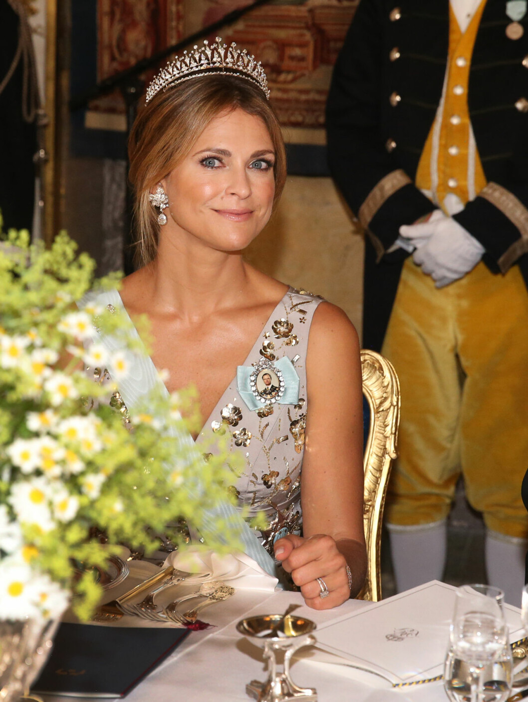 Samma diadem som när hon stod brud. Och samma håruppsättning som prinsessan Sofia. Prinsessan Madeleine bar sitt bröllopsdiadem.
