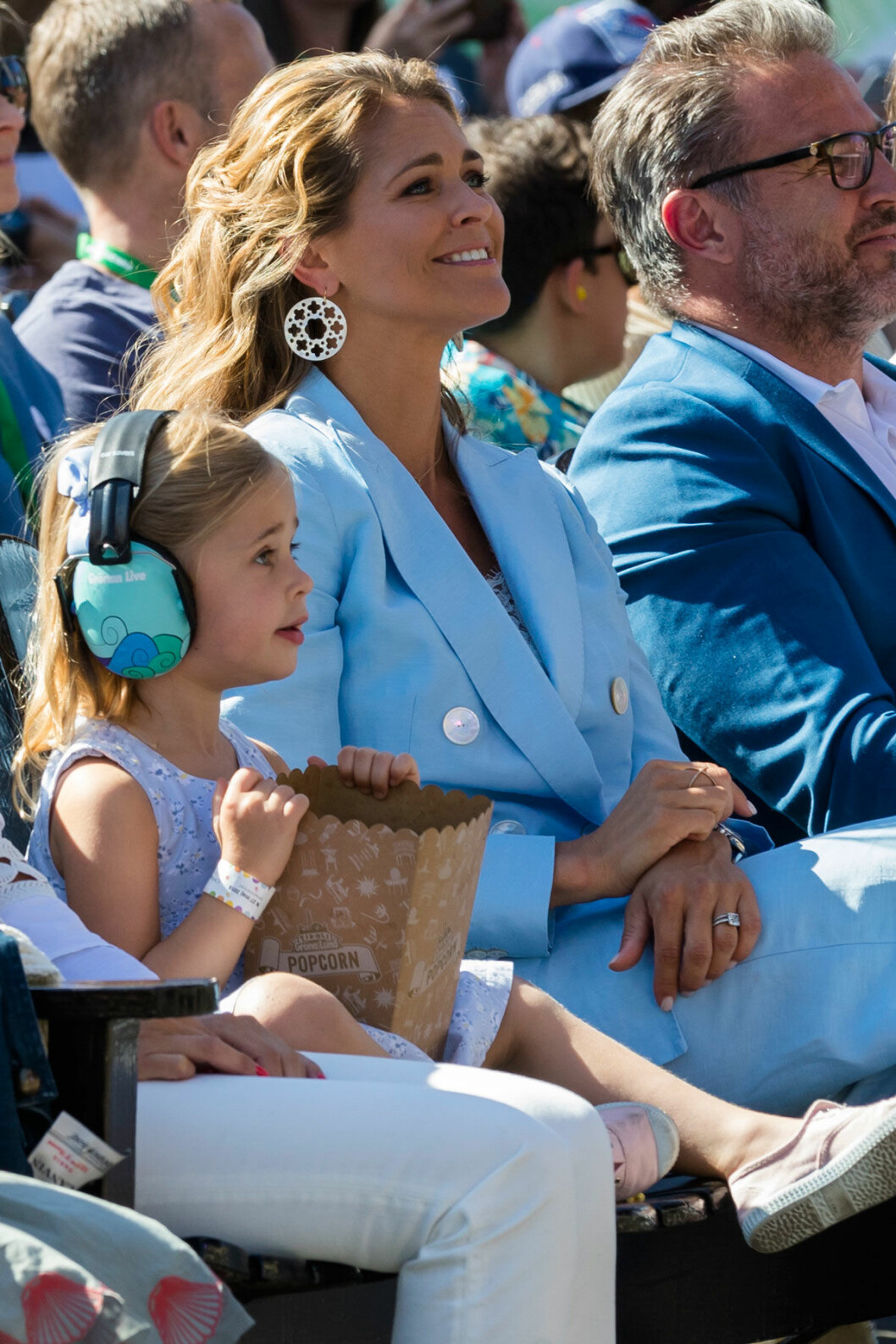 Madeleine och Leonore njöt av underhållningen på scenen, och lillsessan fick dagen till ära mumsa i sig en hel kartong popcorn! Madeleine och Leonore njöt av underhållningen på scenen, och lillsessan fick dagen till ära mumsa i sig en hel kartong popcorn!