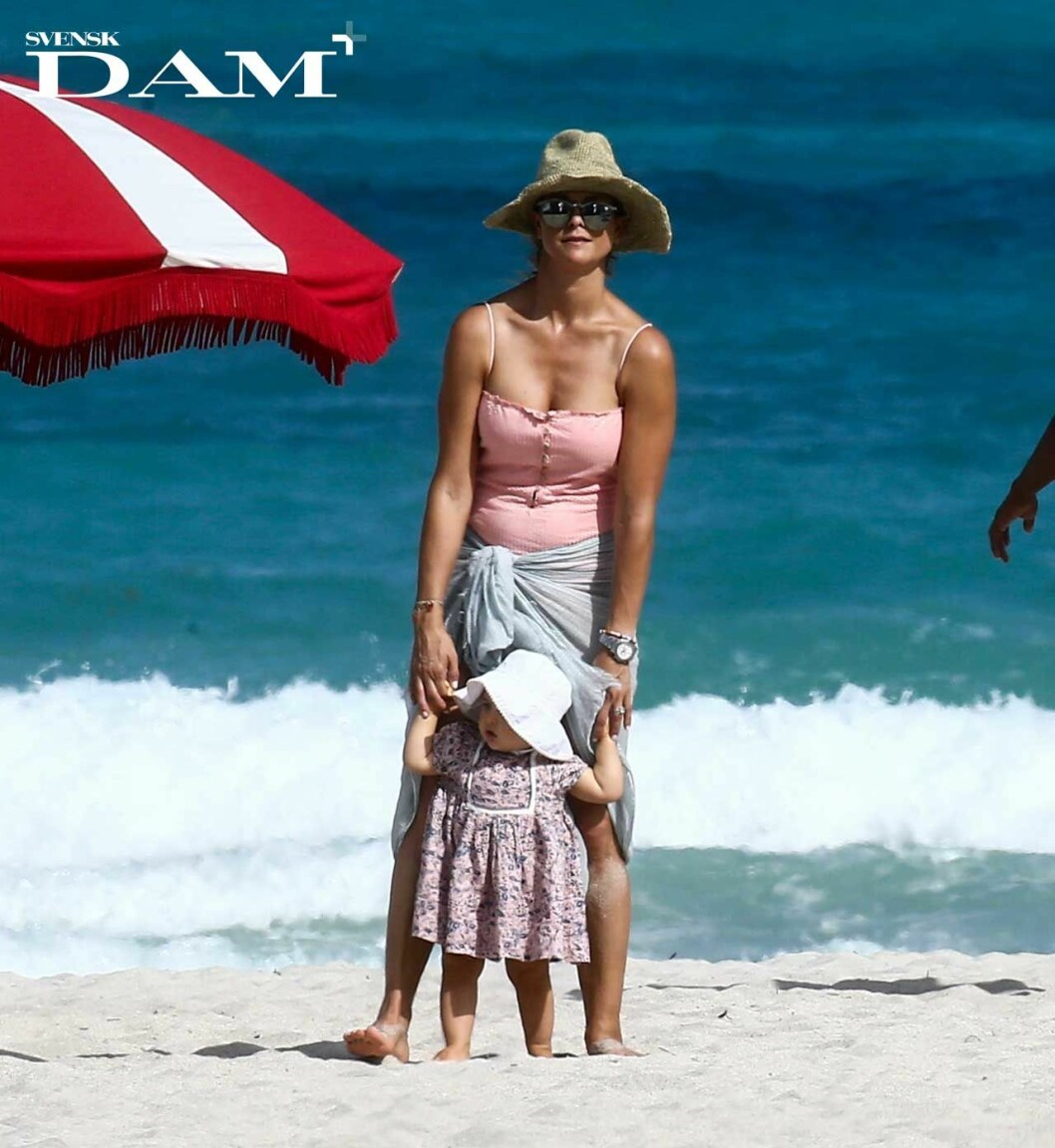 Prinsessan Adrienne kan numera stå med stöd från mamma Madeleine! Prinsessan Adrienne kan numera stå med stöd från mamma Madeleine!