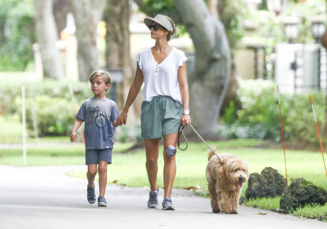 Madeleine och Nicolas var ute på promenad med Teddy hemma på gatorna i Florida.