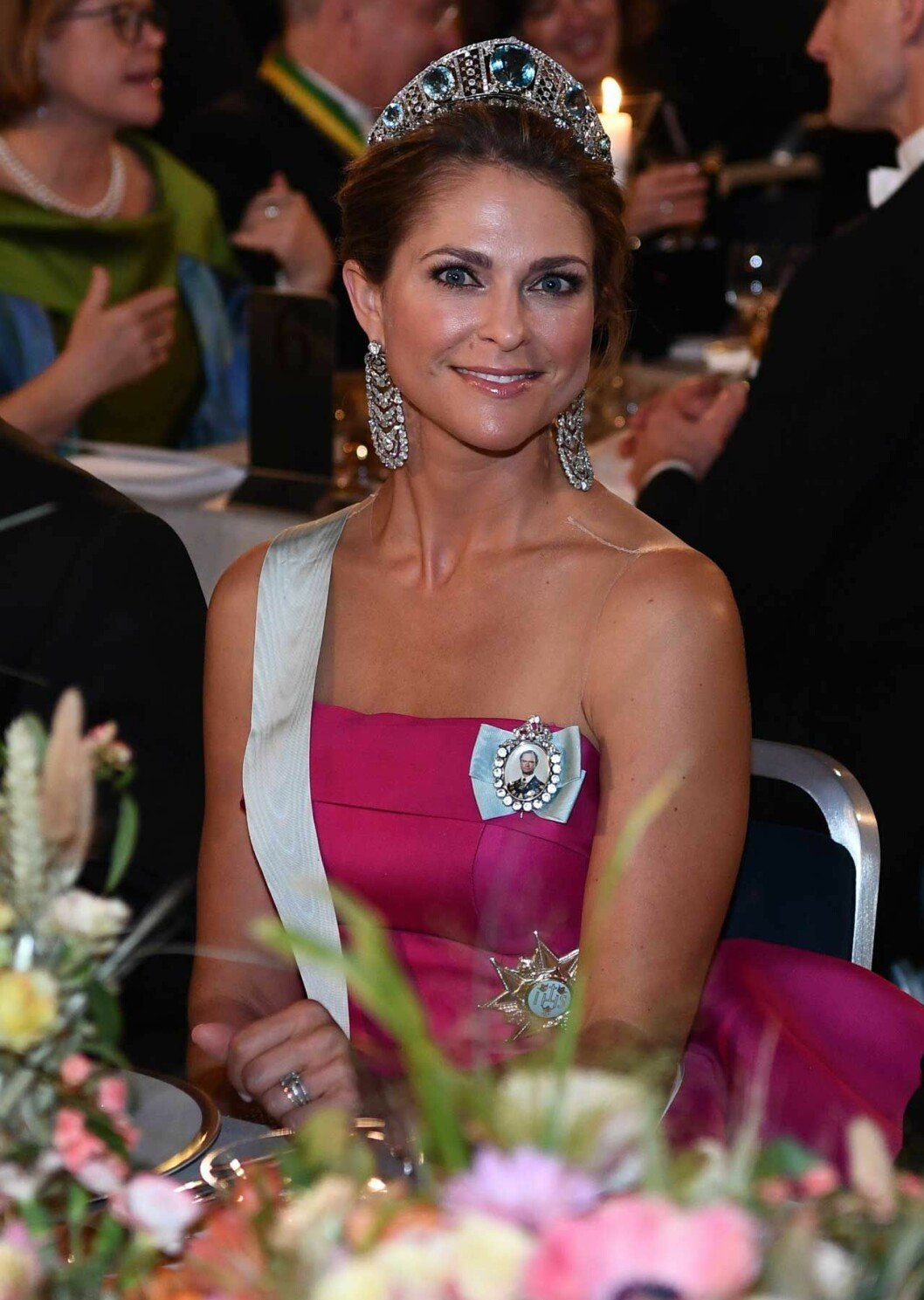 Kvällenns största örhängen. Prinsessan Madeleine i akvamarindiademet.