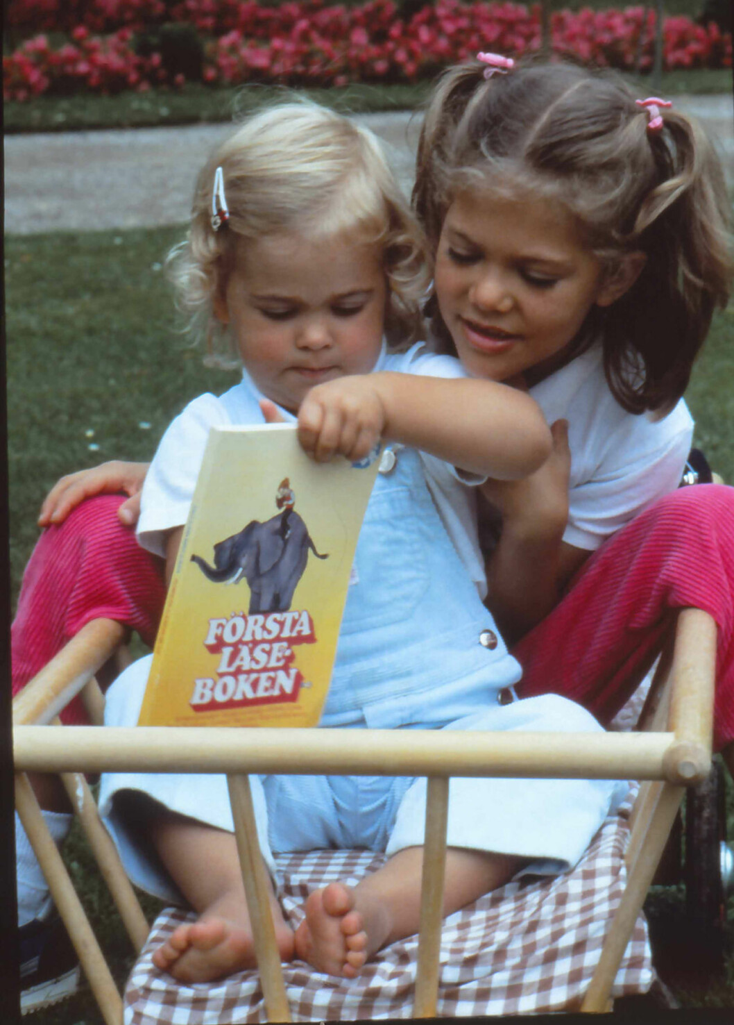 Solliden, en sommardag för 36 år sedan. Victoria var sju och Madeleine var två. Kronprinsessan Victoria och prinsessan Madeleine